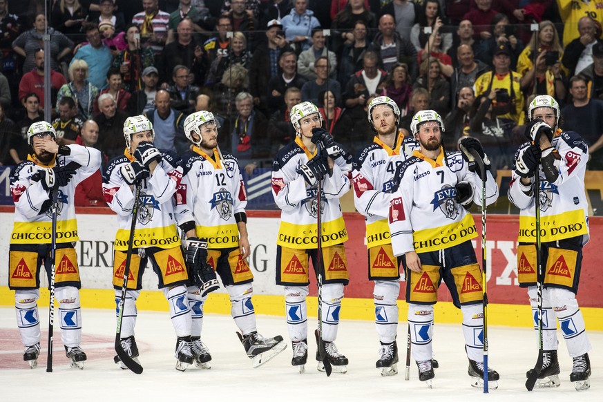 Zugs Spieler sind enttaeuscht nach dem fuenften Eishockey Playoff-Finalspiel der National League zwischen dem SC Bern und dem EV Zug, am Samstag, 20. April 2019, in der Postfinance Arena in Bern. (KEY ...