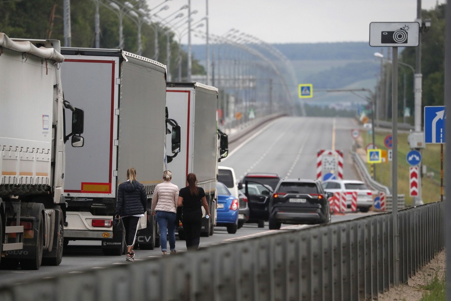 epa10709546 Vehicles stand in traffic on M-4 Don road in Moscow region, Russia, June 24, 2023. Anti-terrorism measures were enforced in Moscow and other regions of Russia after private military…