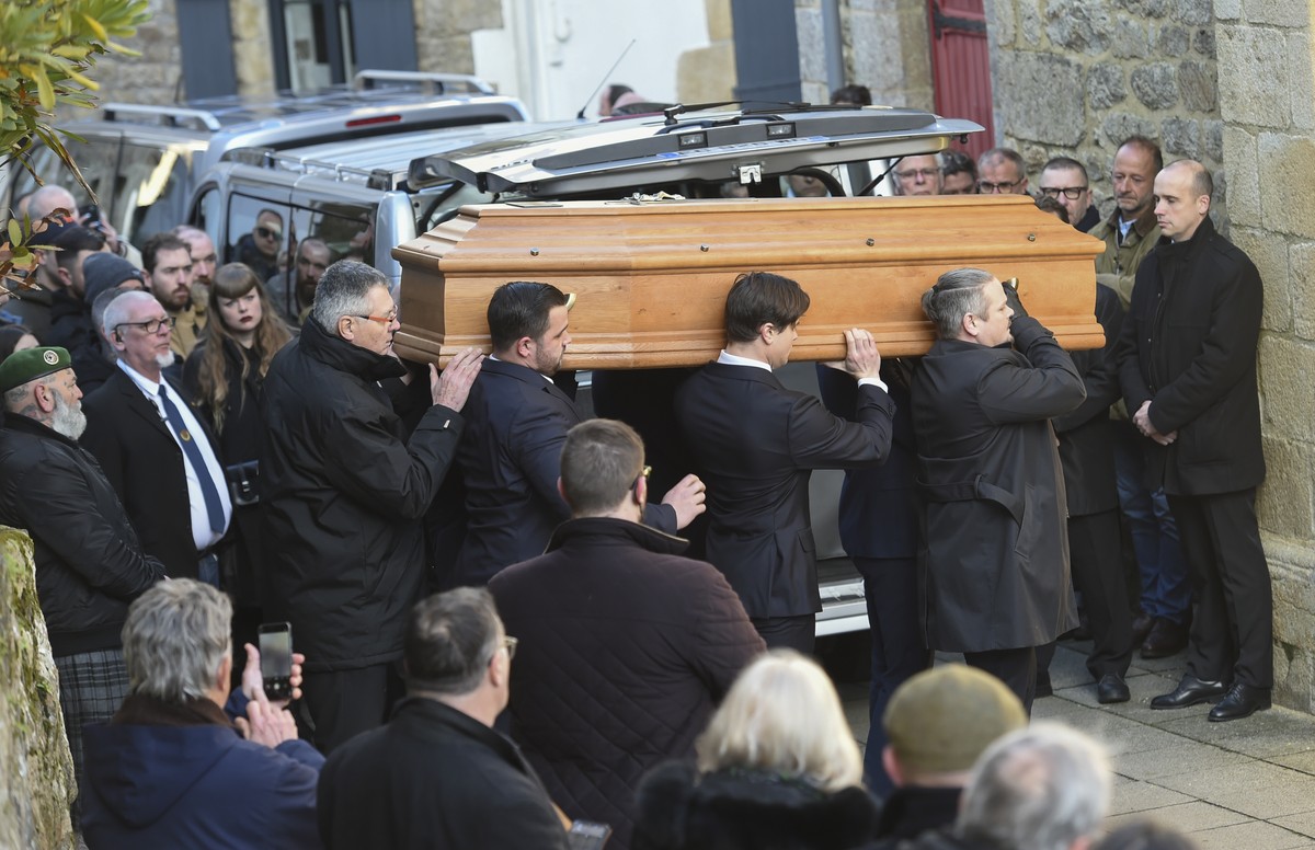 The coffin arrives of former far-right National Front party leader Jean-Marie Le Pen at the church in Trinite-sur-Mer, western France, Saturday, Jan. 11, 2025. (AP Photo/Mathieu Pattier)