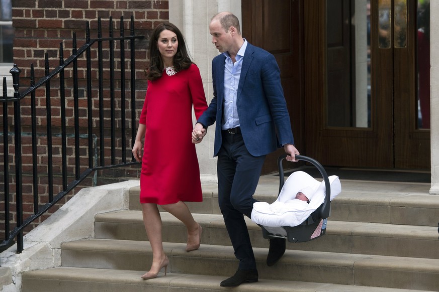 epa06687661 Britain&#039;s Prince William (R), Duke of Cambridge carries his newborn son next to his wife Catherine (L), Duchess of Cambridge as they leave the Lindo Wing at St. Mary&#039;s Hospital i ...