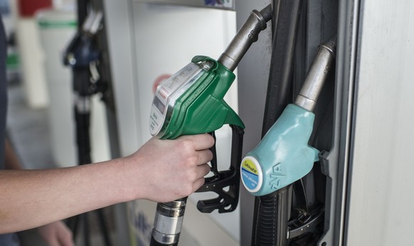 Gas pump nozzles at a BP gas station in Kemptthal in the Canton of Zurich, Switzerland, pictured on January 19, 2015. (KEYSTONE/Christian Beutler)