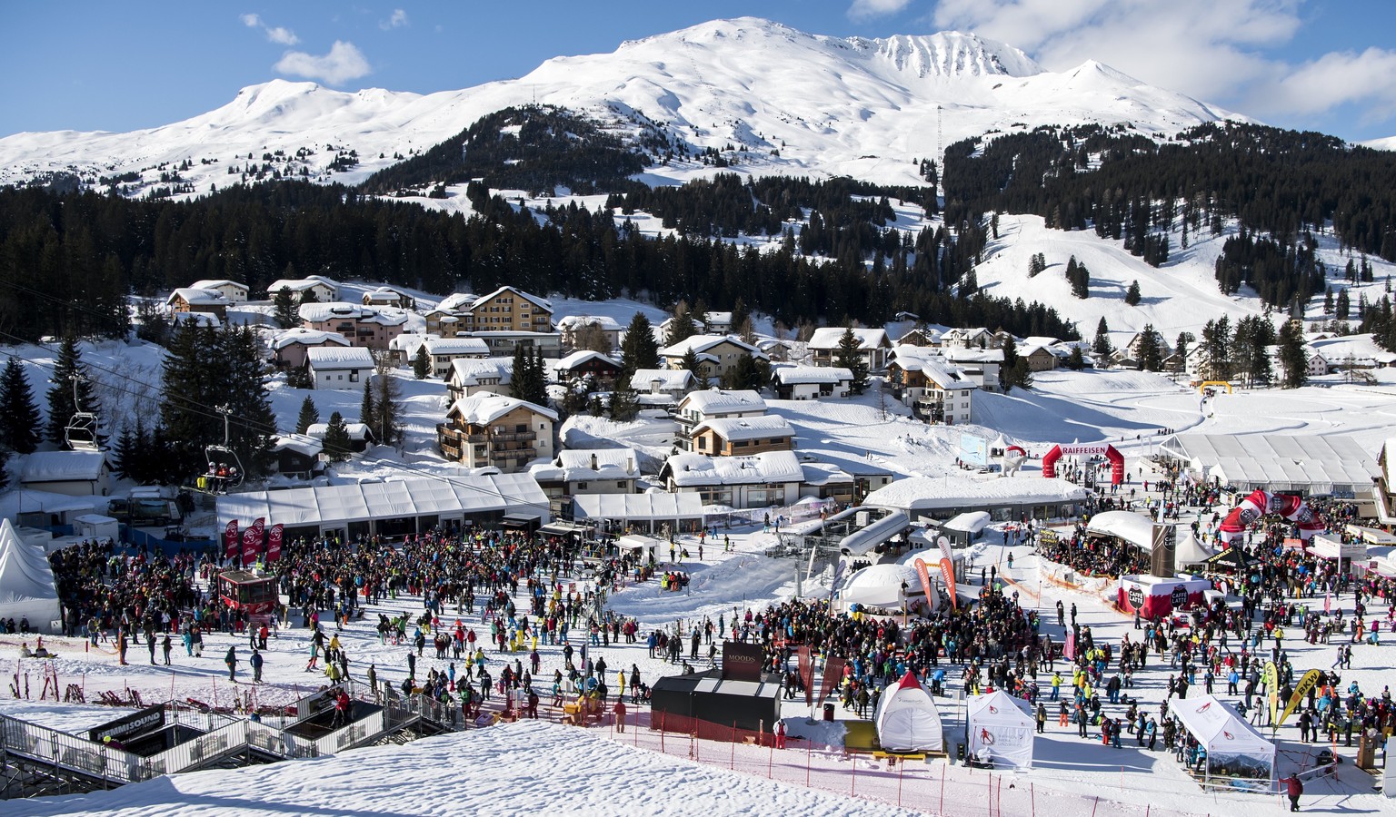 epa06478132 General view of the finish area during the second run of the women&#039;s Giant Slalom race at the FIS Alpine Skiing World Cup event in Lenzerheide, Switzerland, 27 January 2018. EPA/JEAN- ...