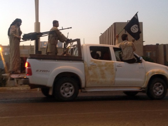 IS-Kämpfern auf einem Pick-Up in der irakischen Stadt Mosul.