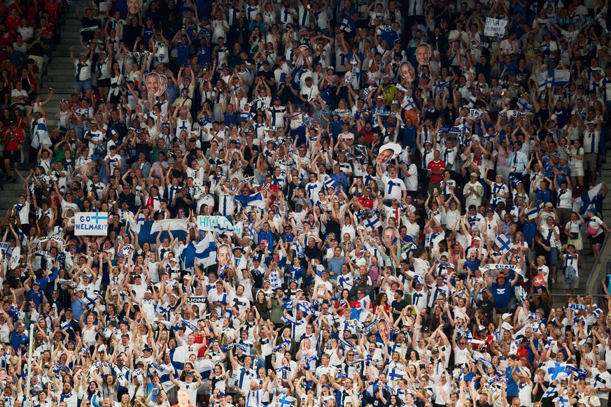 UEFA Womens Euro 2025: Finnland - Schweiz 10.07.2025 Begeisterte Fans der Frauen-Nationalmannschaft Finnland feiern im Stade de Gen�ve UEFA Womens Euro 2025: Finnland Schweiz Genf, Stade de Gen�ve am  ...