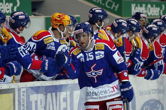 EHC Kloten Stuermer Drew Shore feiert seinen Treffer zum 2-0 waehrend dem Eishockey-Meisterschaftsspiel der National League A zwischen dem EHC Kloten und dem SC Bern am Samstag, 10. September 2016, in ...