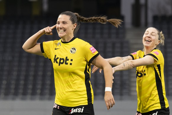 KEYPIX - Maria Jimenez (YB Frauen), links, jubelt nach ihrem Tor zum 3-0 mit Lisa Josten (YB Frauen) im Fussballspiel der Women's Super League Spiel zwischen den BSC Young Boys Frauen (YB) und de ...