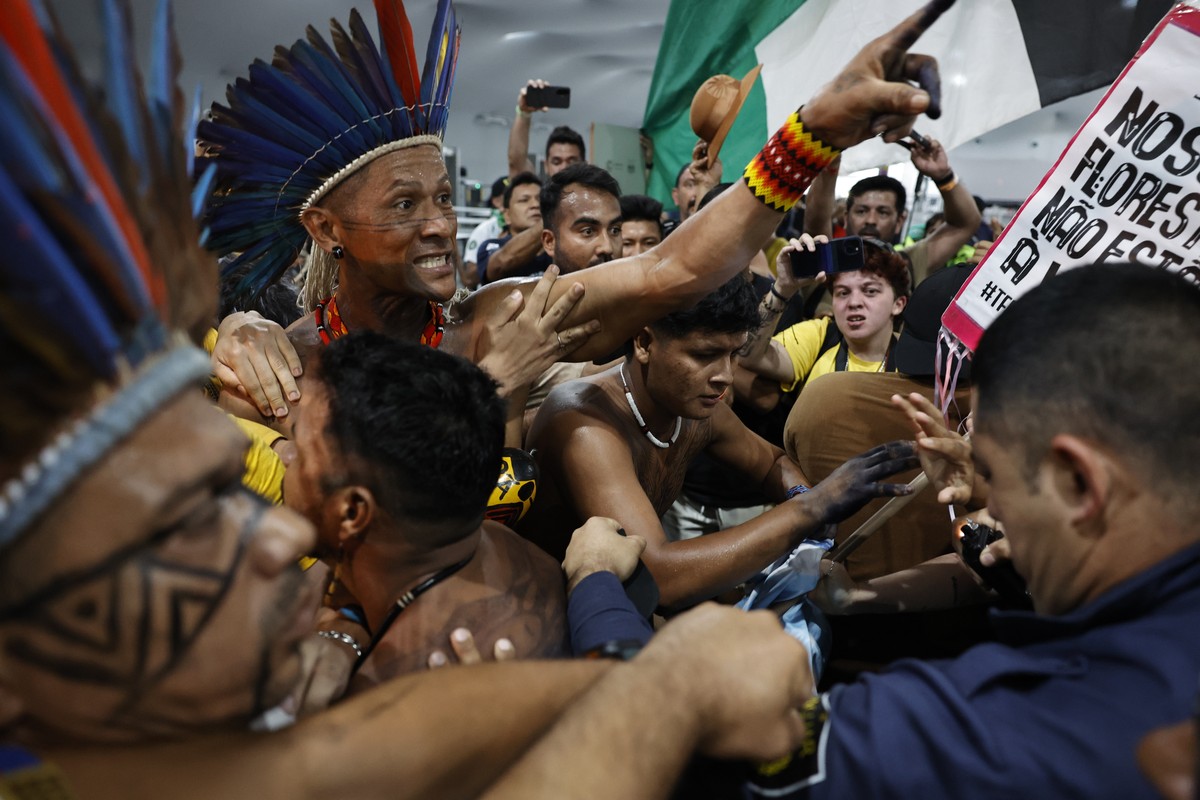 epaselect epa12519466 Protesters clash with security forces in an attempt to storm the COP30 headquarters in Belem, Brazil, 11 November 2025. Representatives from some 170 countries are participating  ...
