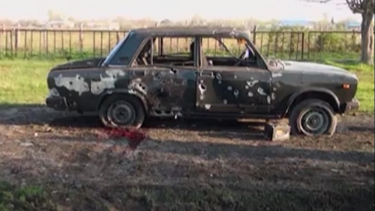 Zerstörtes Auto nach Gefechten in Bergkarabach.&nbsp;