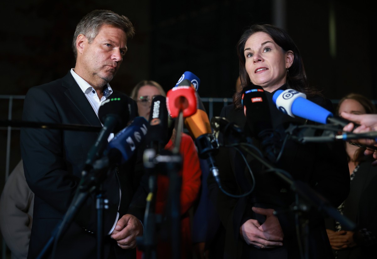 epa11706168 German Economy Minister Robert Habeck (L) and German Foreign Minister Annalena Baerbock (R) address the media outside the Chancellery in Berlin, Germany, 06 November 2024. German Chancello ...