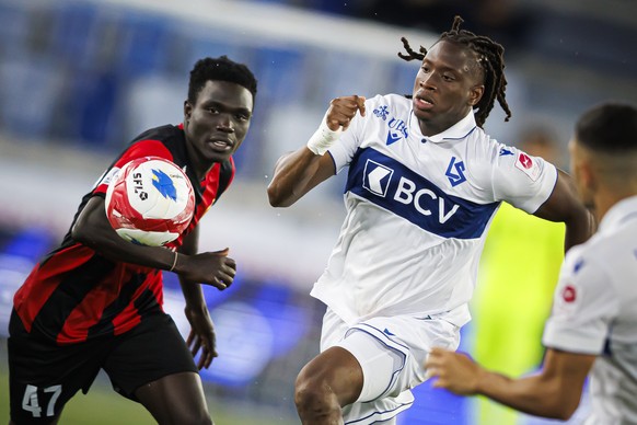 Rogers Mato (VS), left, fights for the ball with Kaly Sene (LS), right, during the UEFA Conference League Second qualifying round 2nd leg soccer match between FC Lausanne-Sport (LS) and FK Vardar Skop ...
