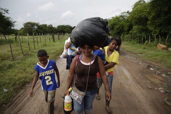 epaselect epa07102600 A group of Honduran migrants on the border of Honduras with El Salvador continue their journey to the US at El Amatillo, eastern Honduras, 18 October 2018. US President Donald Tr ...