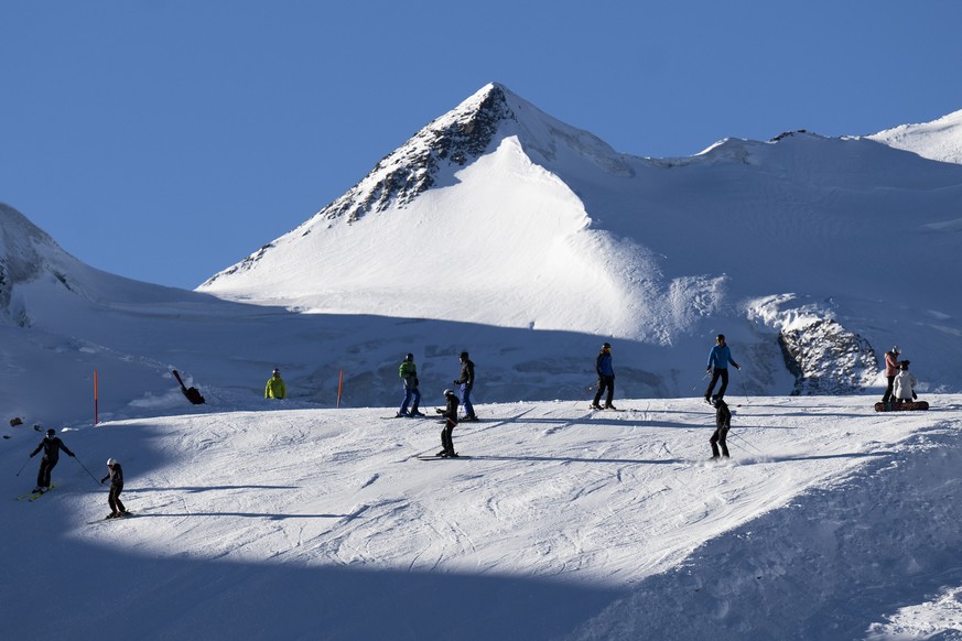 Skifahrer vergnuegen sich auf der Gletscherpiste der Diavolezza, am Sonntag, 13. November 2022, in Pontresina. (KEYSTONE/Gian Ehrenzeller)