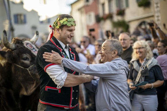 Schwingerkoenig Armon Orlik, links, wird von Bewohnern in Maienfeld empfangen, nach dem Eidgenoessischen Schwing- und Aelplerfest 2025 Glarnerland (ESAF), am Mittwoch, 3. September 2025, in Maienfeld. ...
