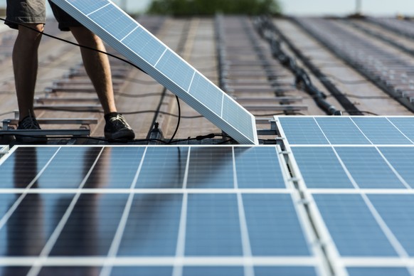 ARCHIV - ZUR DRITTEN ONLINEUMFRAGE VON TAMEDIA ZUR ENERGIESTRATEGIE 2050 AM MITTWOCH, 10. MAI 2017, STELLEN WIR IHNEN FOLGENDES BILDMATERIAL ZUR VERFUEGUNG - Solar modules are installed on a roof, pic ...