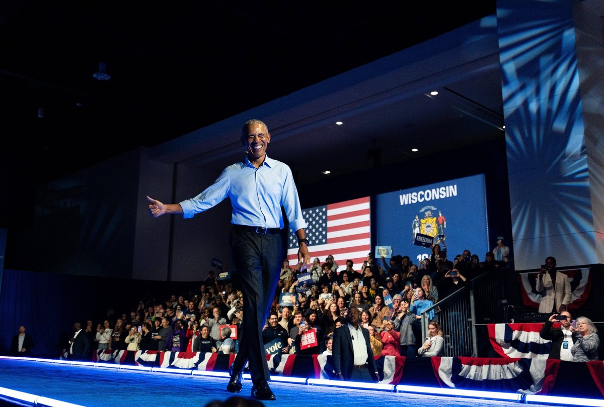 Syndication: Journal Sentinel Former President Barack Obama enters to deliver remarks at the Baird Center as he rallies for Vice President Kamala Harris and Governor Tim Walz on Sunday November 3, 202 ...