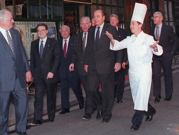 Chef Jean Paul Lacombe leads G-7 summit leaders to dinner Friday June 28, 1996 in Lyon, France. From left are, Chancellor Helmut Kohl, Italian Prime Minister Romano Prodi, Russian Prime Minister Vikto ...
