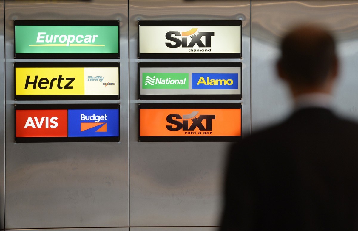Die Schilder der Autovermieter Europcar, Sixt, Hertz, National, Alamo, Avis und Budget, aufgenommen am Mittwoch, 25. Juni 2014, im Flughafen Zuerich Kloten. (KEYSTONE/Steffen Schmidt)