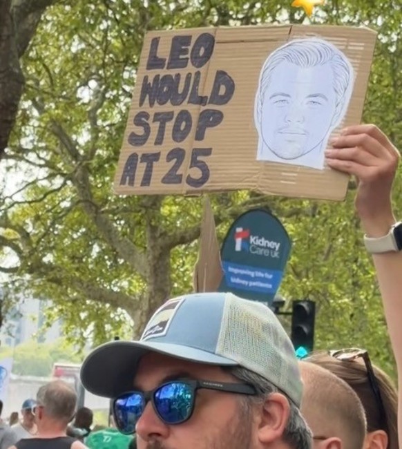 Die lustigsten Plakate vom London 2026 
https://www.instagram.com/britlife_/