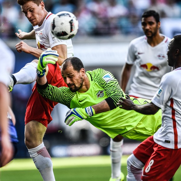 epa05882703 Leipzig goalkeeper Fabio Coltorti (C) in action during the German Bundesliga soccer match between RB Leipzig and SV Darmstadt 98 in Leipzig, Germany, 01 April 2017. EPA/FILIP SINGER (EMBAR ...