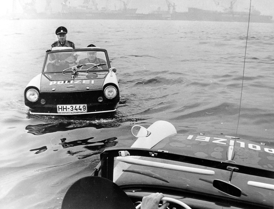 MOTOR CAR AMPHIBIOUS CARS FOR HAMBURG HARBOUR POLICE ; 28 OCTOBER 1964, Copyright: Topfoto PUBLICATIONxINxGERxSUIxAUTxONLY UnitedArchivesIPU487506