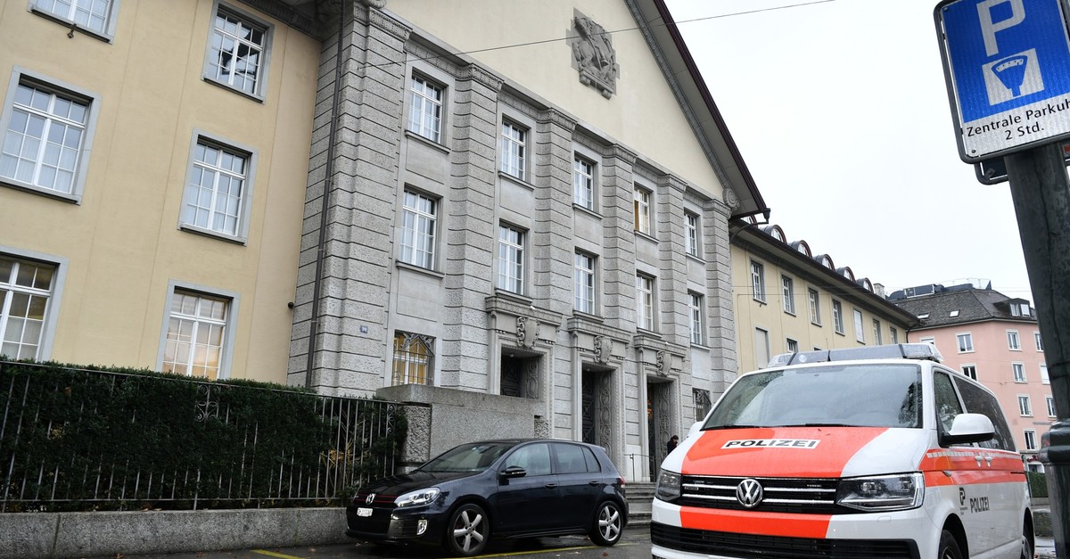 Lebenslang-Bezirksgericht-Z-rich-verurteilt-Mann-wegen-dreifachem-Mord