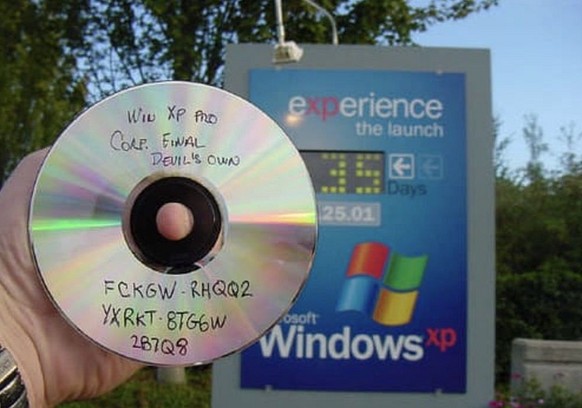 Der mit «FCKGW» beginnende Lizenzschlüssel wurde von einer Hacker-Gruppierung veröffentlicht und konnte mehrere Jahre genutzt werden, um Windows XP zu aktivieren.
