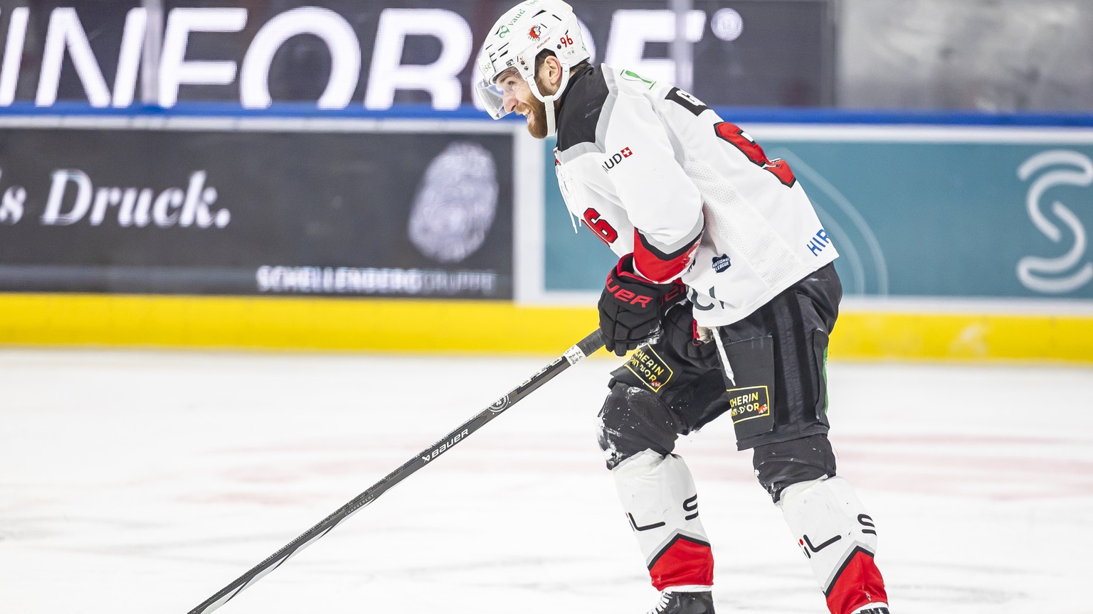 Andrea Glauser (LHC) (rechts) im fuenften Playoff Final Eishockeyspiel der National League zwischen den ZSC Lions und Lausanne HC, am Donnerstag, 25. April 2024 in der Swiss Life Arena in Zuerich. (KE ...