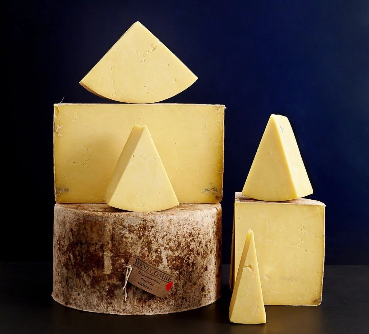 Cloth bound cheddar – Edelkäse direkt vom Bauernhof.
https://www.nealsyarddairy.co.uk/cdn/shop/files/westcombe_1065x1065px.jpg?v=1686664435