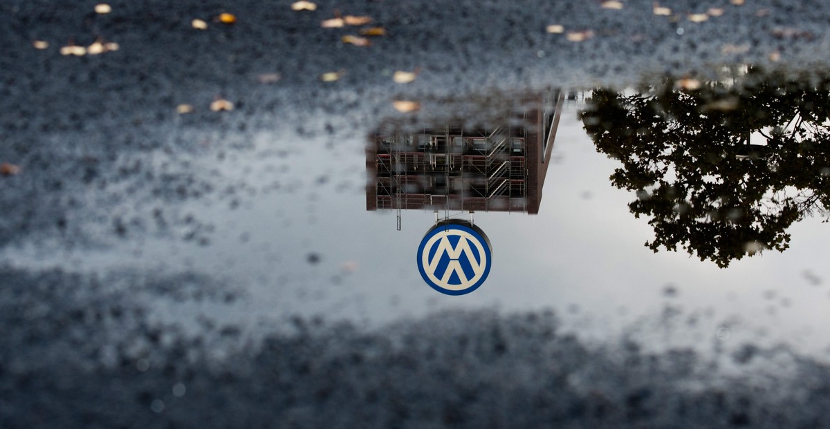 ARCHIV - ZUM ANGEKUENDIGTEN WELTWEITEN STELLENABBAU VON 30'000 JOBS BEI VW STELLEN WIR IHNEN DIESES ARCHIVBILD ZUR VERFUEGUNG - (FILE) A file photo dated 23 September 2015 of the Volkswagen (VW)  ...