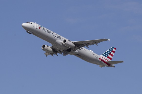 epa09482641 An American Airlines Airbus A321 (tail number N920US) takes off at the Los Angeles Airport in Los Angeles, California, USA, 22 September 2021. JetBlue and American Airlines are sued by the ...