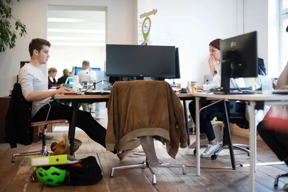 Wirtschaftsvertreter werfen Jungen und Studierten fehlenden Leistungswillen vor – zu Unrecht, wie Arbeitsmarktdaten zeigen.