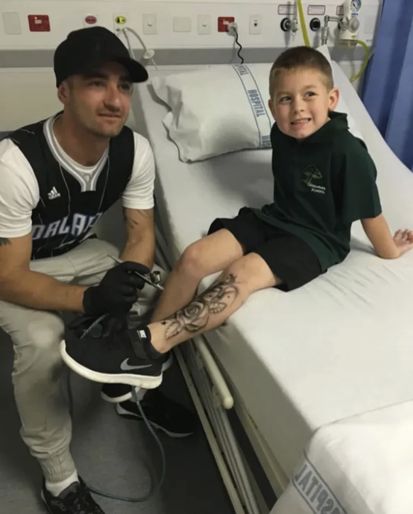 Tatöwierer besucht Kinderspital
