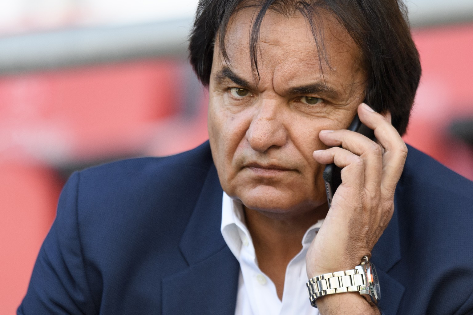 ARCHIVBILD ZUR REDUKTION DER SPERRE GEGEN CHRISTIAN CONSTANTIN --- Le president du FC Sion Christian Constantin parle au telephone portable lors la rencontre de football de Super League entre le FC Si ...