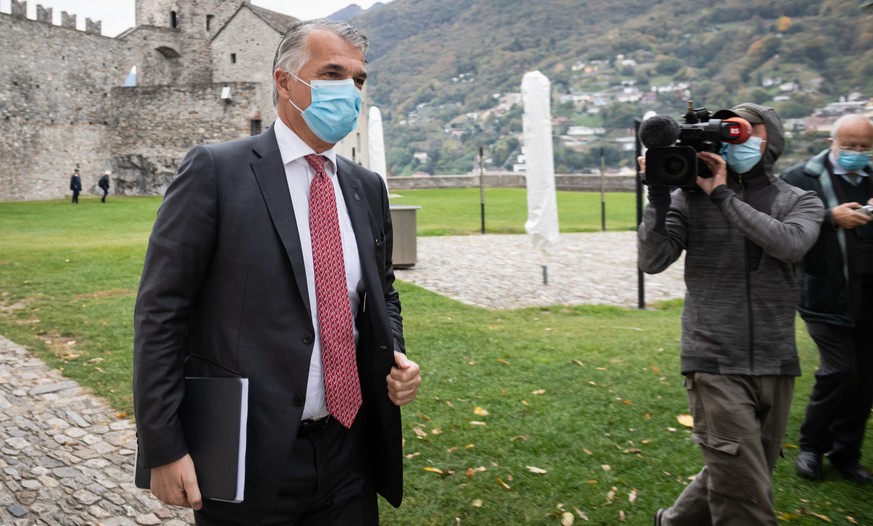 Sergio Ermotti, CEO UBS, mit Hygienemaske, bei seiner Ankunft im Castelgrande in Bellinzona anlaesslich einer Pressekonferenz der UBS zum 100-jaehrigen Bestehen der UBS Locarno und Lugano, am Donnerst ...