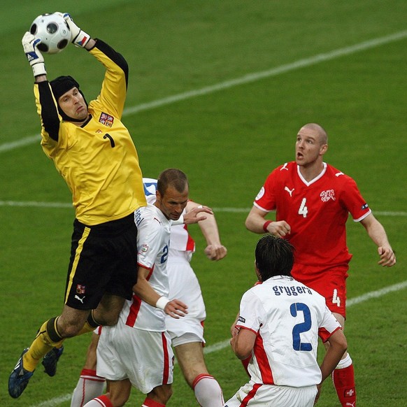 epa01372552 Czech goalie Petr Cech (L) goes for the ball, while Czech David Rozehnal and Zdenek Grygera and Swiss Philippe Senderos (from L) look on, during the EURO 2008 preliminary round group A mat ...