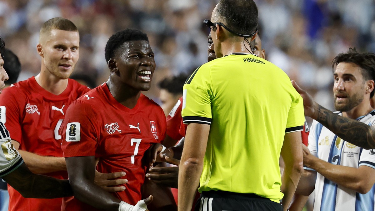 epa13106320 Switzerland's Breel Embolo (L) reacts after referee Joao Pinheiro (R) showed him a red card after VAR intervention during the FIFA World Cup 2026 quarterfinals match Argentina vs Swit ...
