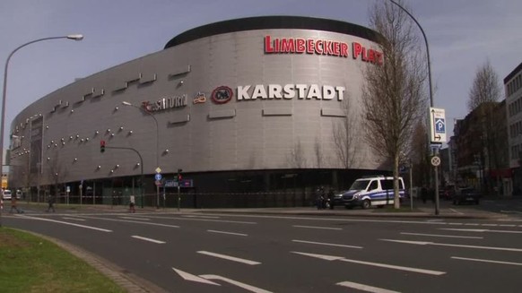 radar-reuters Großaufgebot an Sicherheitskräften am Samstag in Essen. Die Polizei hat wegen konkreter Hinweise auf einen möglichen Anschlag ein Einkaufszentrum in der Innenstadt abgesperrt. Das Shoppi ...