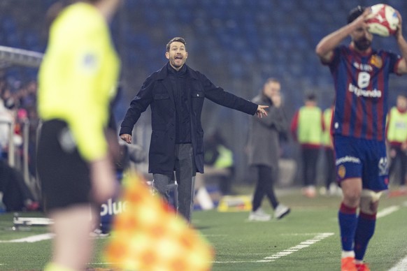 Trainer Stephan Lichtsteiner (FCB) gibt Anweisungen von der Seitenlinie aus im Fussball Meisterschaftsspiel der Swiss Super League zwischen FC Basel 1893, FCB, und FC Thun, FCT, im Stadion St. Jakob-P ...