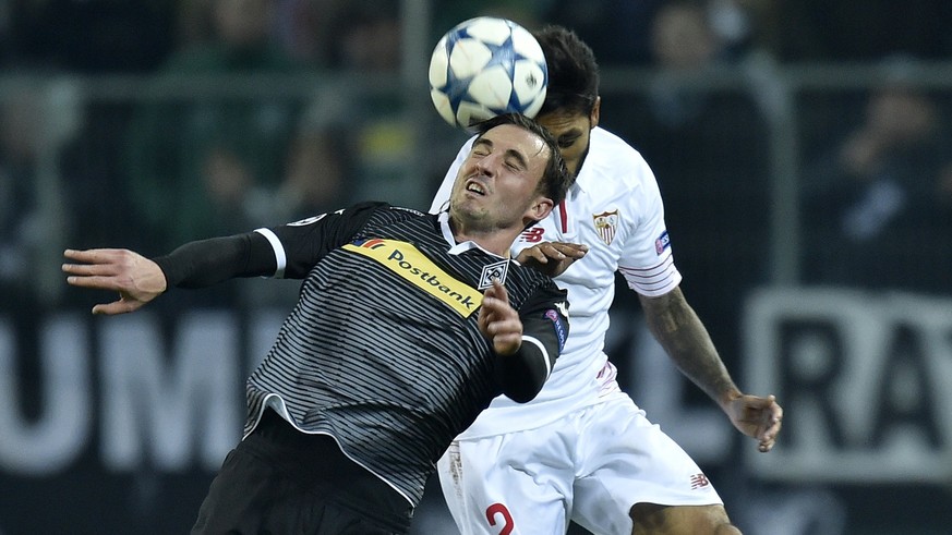Augen zu und durch: Drmic im Kopfballduell mit Sevillas Tremoulinas.