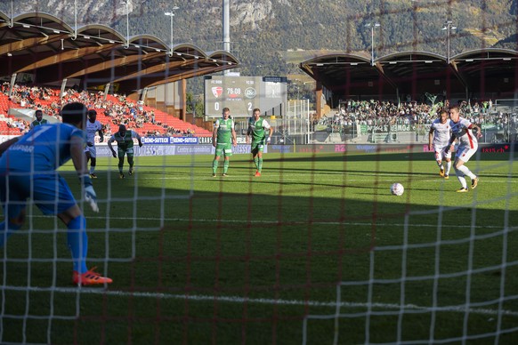 Le joueur valaisan Adryan, droite, marque le 1: 2 sur penalty au le gardien st-gallois Daniel Lopar, gauche, lors de la rencontre de football de Super League entre le FC Sion et le FC St. Gallen ce dimanche 15 octobre 2017 au stade de Tourbillon a Sion. (KEYSTONE/Jean-Christophe Bott)
