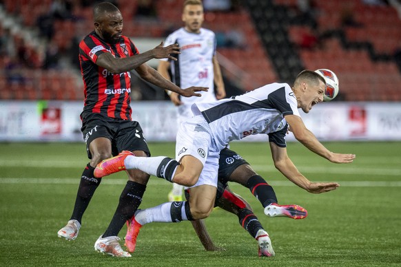 Xamax Umaru Bangura, links, kaempft um den Ball gegen Luganos Zan Celar, rechts, im Schweizer Fussball Cup Sechzehntelfinale zwischen Neuchatel Xamax FC und dem FC Lugano, am Freitag, 17. September 20 ...