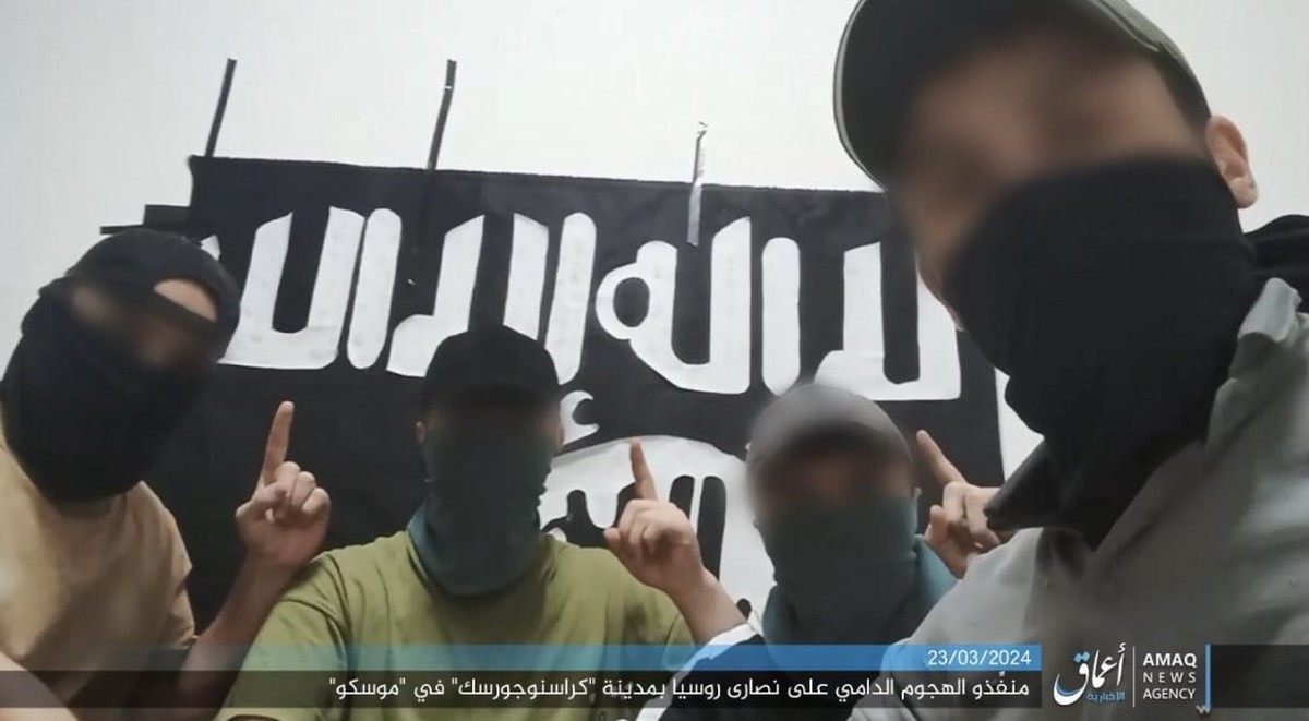 Der IS-Propagandakanal Amak hat am Samstag, 23. März 2024, dieses Foto mit vier Personen veröffentlicht, deren Gesichter unkenntlich gemacht worden sind.