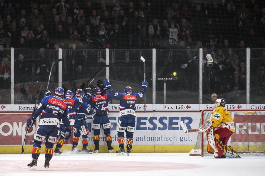 Die Zuercher jubeln im Eishockeyspiel der National League zwischen den ZSC Lions und dem EHC Biel am Freitag, 4. Januar 2019, im Zuercher Hallenstadion. (KEYSTONE/Ennio Leanza)