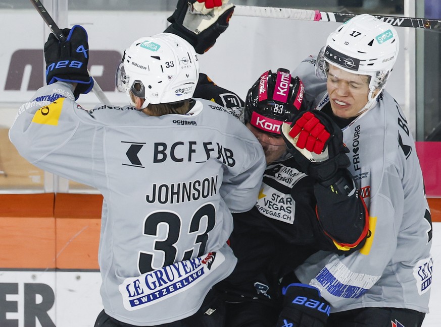 Ludvig Johnson (HCFG), Marco Mueller (SCB) und Attilio Biasca (HCFG), von links, in Aktion im Eishockey Meisterschaftsspiel der National League zwischen dem SC Bern und dem HC Fribourg Gotteron, am Di ...