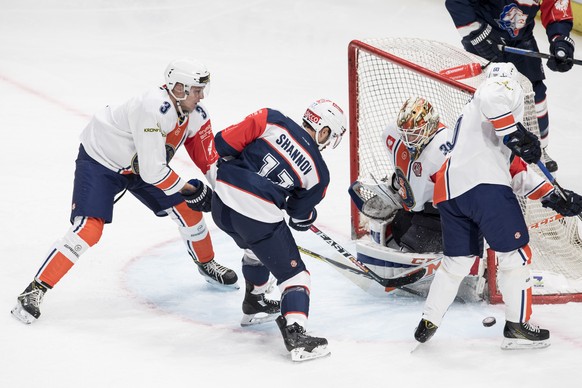 Ryan Shannon, center, of ZSC Lions, fights for the puck against Oliver Bohm, left, and Joacim Eriksson, second of right, of Vaxjo Lakers during the Champions Hockey League quarter final ice hockey mat ...