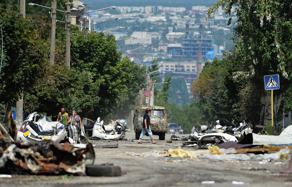 LPR Russia Ukraine Military Operation Daily 8229703 03.07.2022 Locals pass by destroyed cars in the city of Lysychansk, controlled by pro-Russian troops, Russia. Viktor Antonyuk / Sputnik Lisichansk L ...