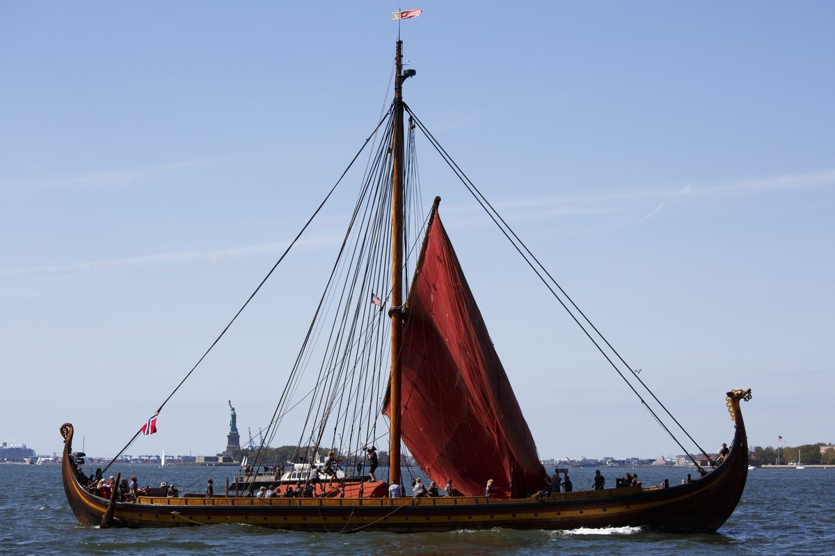 epa05544749 The Norwegian Draken Harald Harfagre, reportedly the world's largest Viking ship, sails through New York Harbor, with the VerrazanoNarrows Bridge in the background, as the ship arriv ...