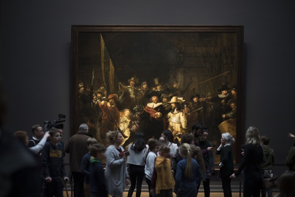 Visitord admire Rembrandt&#039;s Night Watch (1642), part of an exhibition of the all the Rijksmuseum&#039;s Rembrandts in Amsterdam, Netherlands, Wednesday, Feb. 13, 2019. To mark the 350th anniversa ...