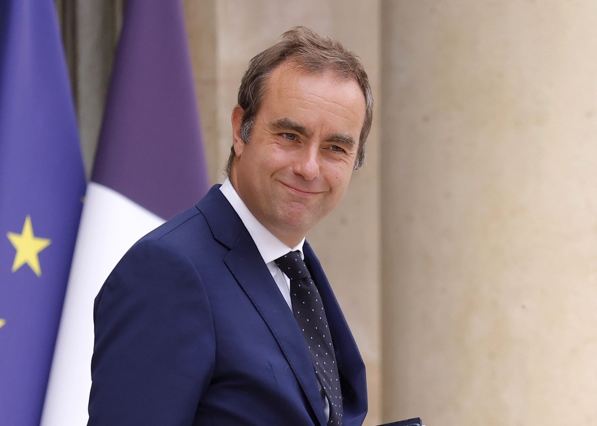 epa12348078 French Defense Minister Sebastien Lecornu leaves the Elysee Palace following a cabinet meeting in Paris, France, 03 September 2025. The French prime minister will face a confidence vote in ...