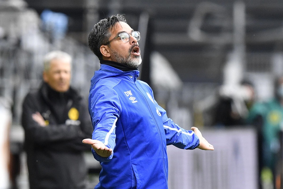 epa08425944 Schalke's head coach David Wagner gestures during the German Bundesliga soccer match between Borussia Dortmund and Schalke 04 in Dortmund, Germany, 16 May 2020. The German Bundesliga  ...
